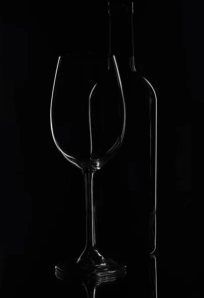 ワインと黒の背景の上にボトルのガラス — ストック写真