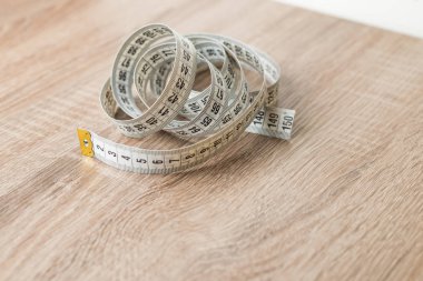 Terzi teyp arka plan üzerinde ölçüm yukarı kapatın. Alan sığ bölümü beyaz ölçme bant.