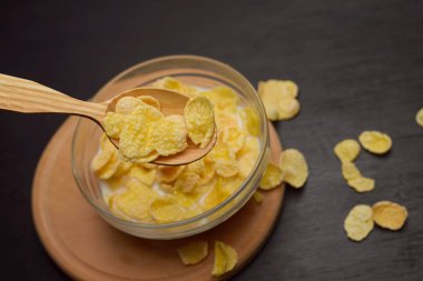 Tahıl buğday gevreği süt kase Kahvaltı