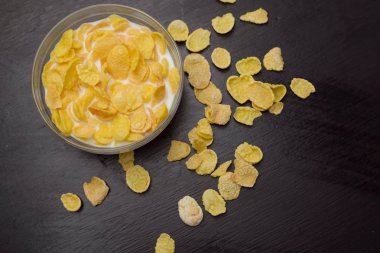 Tahıl buğday gevreği süt kase Kahvaltı