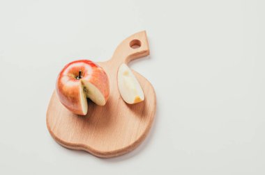 Taze kırmızı kesme ahşap tahta ve karanlık Tekstil arka plan üzerinde elma parçalara kesilmiş.