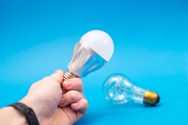 Akkor ampul ve karşılaştırılan Led lamba