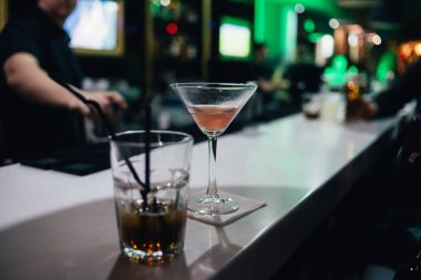 seçici odak sayaç viski ve kokteyl bar 