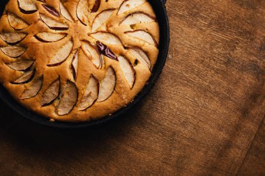 Elmalı turta tart, malzemeler - elma rustik ahşap zemin üzerine