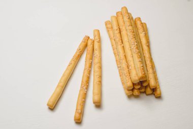 Geleneksel İtalyan yemeği, ekmek - Grissini. Koyu taştan bir masa, üst görünüm, boşluğu kopyala