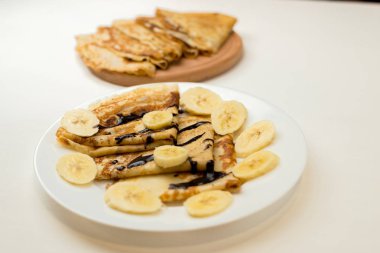 Muz ve çikolata plaka ile lezzetli gözleme