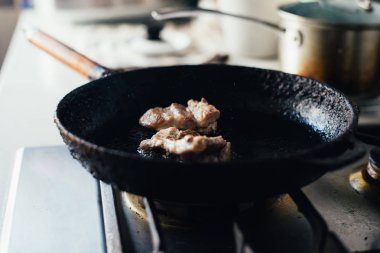 tavada kızartılmış sığır eti