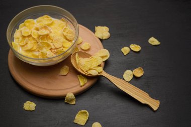 Tahıl buğday gevreği süt kase Kahvaltı