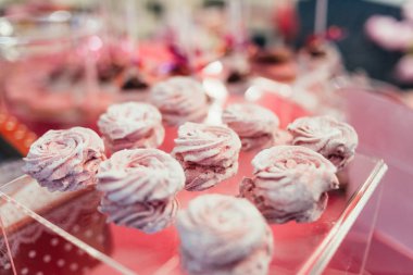 çikolata cupcakes ve diğer tatlılar/şekerler, iyi ki doğdun kavramı ile lezzetli tatlı büfesi tarafından dekore edilmiş