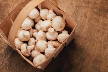 Ahşap masa üzerinde üstten görünüm mantar. Kopya alanı.