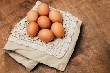 rustik peçete ahşap arka plan üzerinde kahverengi yumurta yakın çekim