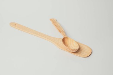 tahta kaşık spatula və gri arka plan, minimalist kavramı üzerinde kapatın 