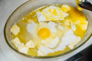 yumurta sarısı ve tereyağı tavada kaynama seçici odak