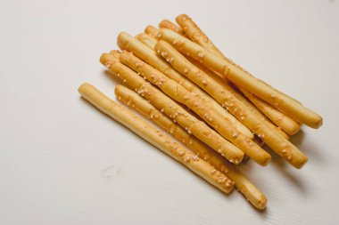 Geleneksel İtalyan yemeği, ekmek - Grissini. Koyu taştan bir masa, üst görünüm, boşluğu kopyala