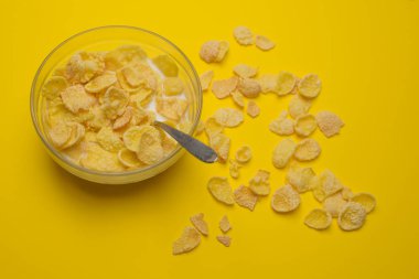 Tahıl buğday gevreği süt kase Kahvaltı