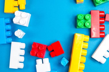 Renkli oyuncak tuğla inşaat plaka üzerinde çerçeve