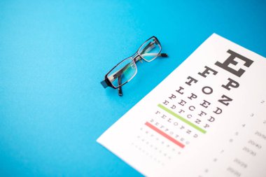 Sağlık kavramı. mavi bir tablo üzerinde gözlük.