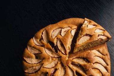 Elmalı turta tart, malzemeler - elma rustik ahşap zemin üzerine