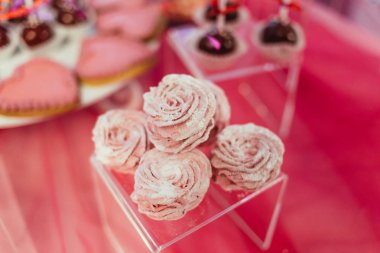 çikolata cupcakes ve diğer tatlılar/şekerler, iyi ki doğdun kavramı ile lezzetli tatlı büfesi tarafından dekore edilmiş