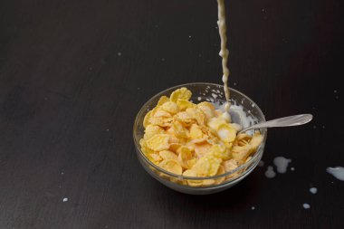 Tahıl buğday gevreği süt kase Kahvaltı