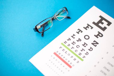 Sağlık kavramı. mavi bir tablo üzerinde gözlük.