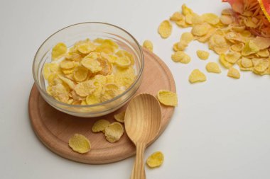 Tahıl buğday gevreği süt kase Kahvaltı