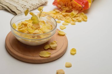 Tahıl buğday gevreği süt kase Kahvaltı