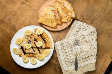 Muz ve çikolata plaka ile lezzetli gözleme