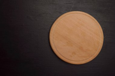 siyah arka plan, minimalist kavramı üzerine ahşap kurulu üstten görünüm 