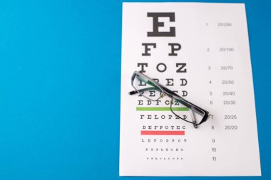 Sağlık kavramı. mavi bir tablo üzerinde gözlük.