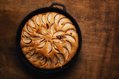 Elmalı turta tart, malzemeler - elma rustik ahşap zemin üzerine