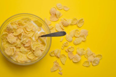 Tahıl buğday gevreği süt kase Kahvaltı