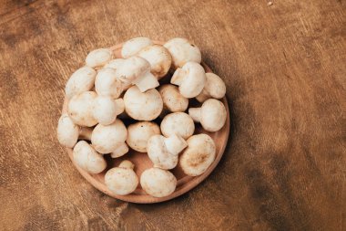 Ahşap masa üzerinde üstten görünüm mantar. Kopya alanı.