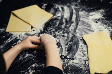 Çocuk eller tatlı, un ile oynamaya yapmak öğrenmek.