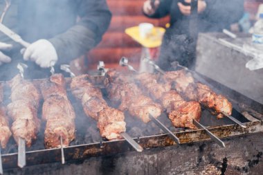 Marine şaşlık (saptırılmış et) bir ızgara ızgara