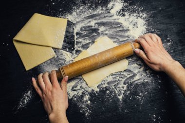 Çocuk eller tatlı, un ile oynamaya yapmak öğrenmek.