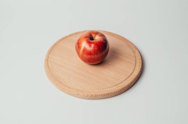 Kesme ahşap tahta ve karanlık Tekstil arka plan üstünde taze kırmızı elma.