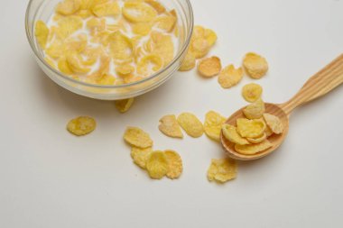 Tahıl buğday gevreği süt kase Kahvaltı