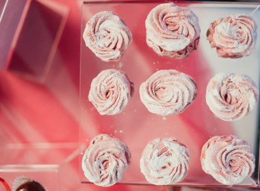 çikolata cupcakes ve diğer tatlılar/şekerler, iyi ki doğdun kavramı ile lezzetli tatlı büfesi tarafından dekore edilmiş