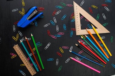 renkli ataç üstten görünüm siyah masada