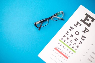 Sağlık kavramı. mavi bir tablo üzerinde gözlük.