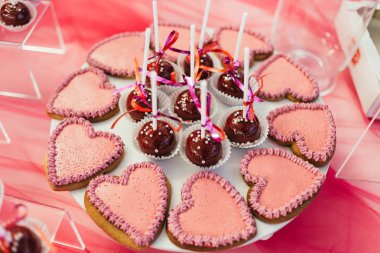 çikolata cupcakes ve diğer tatlılar/şekerler, iyi ki doğdun kavramı ile lezzetli tatlı büfesi tarafından dekore edilmiş