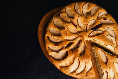 Elmalı turta tart, malzemeler - elma rustik ahşap zemin üzerine