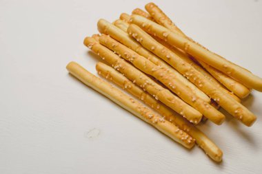 Geleneksel İtalyan yemeği, ekmek - Grissini. Koyu taştan bir masa, üst görünüm, boşluğu kopyala