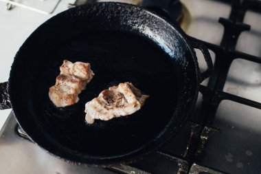 tavada kızartılmış sığır eti