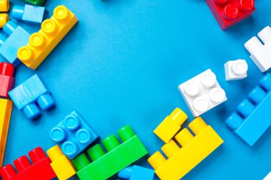 Renkli oyuncak tuğla inşaat plaka üzerinde çerçeve