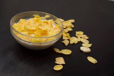 Tahıl buğday gevreği süt kase Kahvaltı