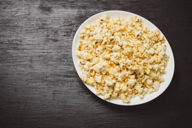 Patlamış mısır yemek ile. Ahşap masa.