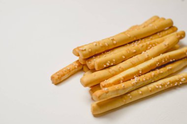 Geleneksel İtalyan yemeği, ekmek - Grissini. Koyu taştan bir masa, üst görünüm, boşluğu kopyala