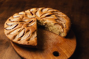 Elmalı turta tart, malzemeler - elma rustik ahşap zemin üzerine